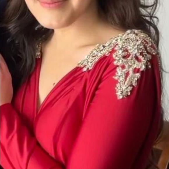 Evening Gown with embroidery shoulders - Picture 2 of 5